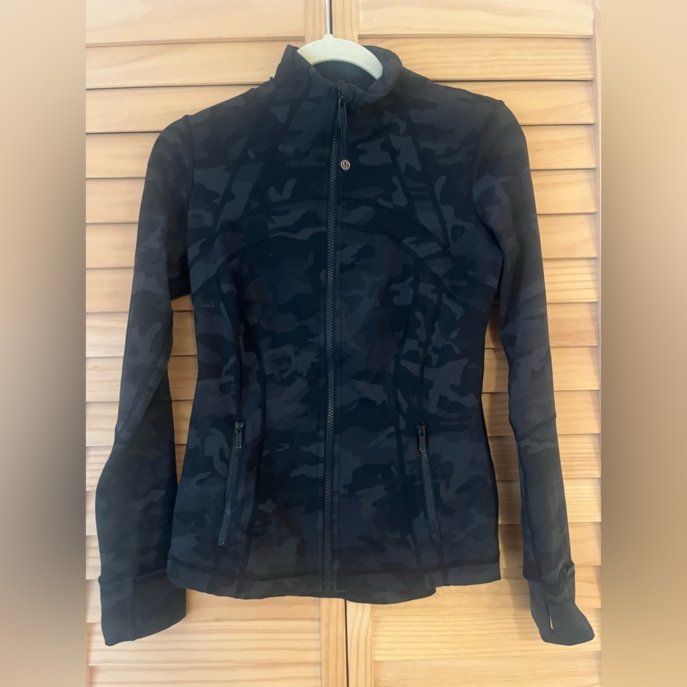 Lululemon Define jacket. Pristine condition. Worn a few times only.
Size 6.